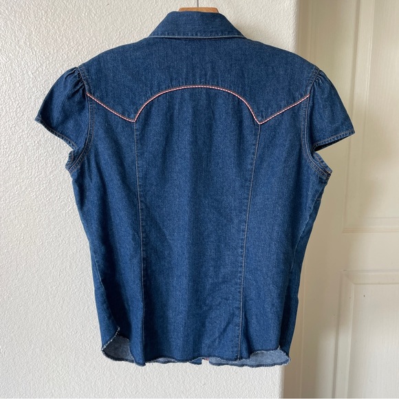Levi’s Cherry Button Denim Raw Hem Western Short Sleeve Top Size Large - Picture 6 of 10